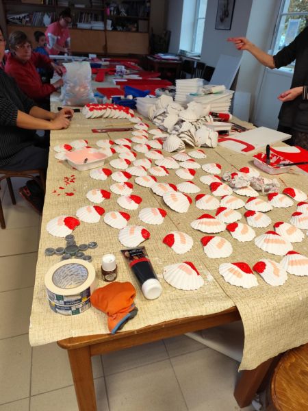 image de Installation des décorations de Noël réalisées durant les ateliers participatifs